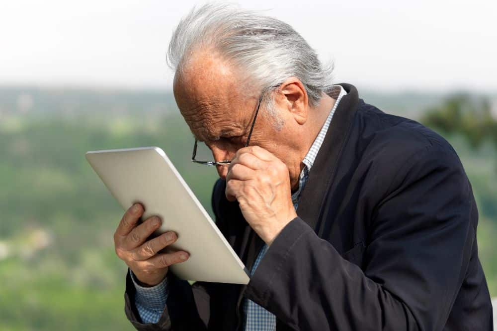 Problemas sensoriales como la pérdida de visión pueden provocar desorientación en personas mayores