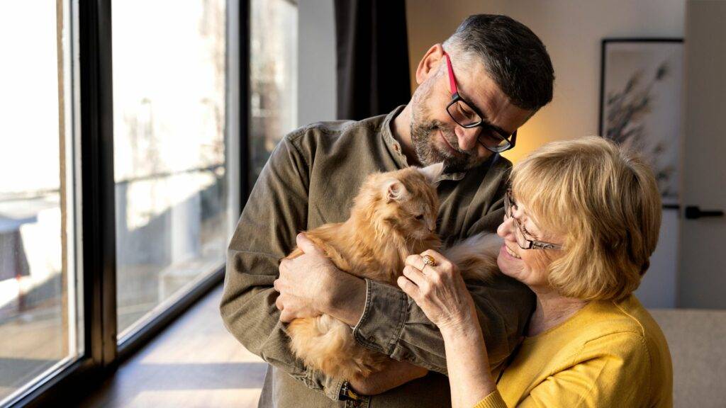 Personas mayores y animales de compañía